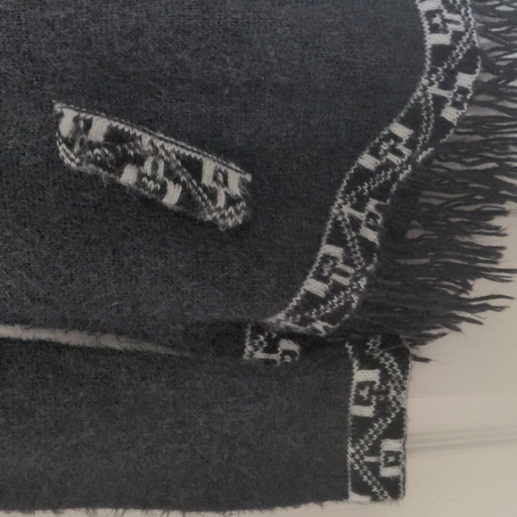 Alpaca and wool sweater with alpaca design - Picture 3 of 4